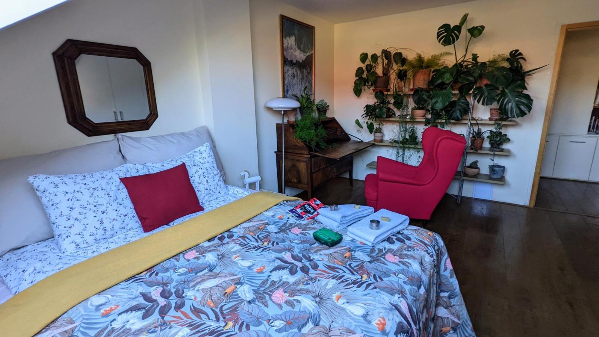Guestrooms, Rooftop With Garden, Spacious Living Room, Character And Fireplace * Prague